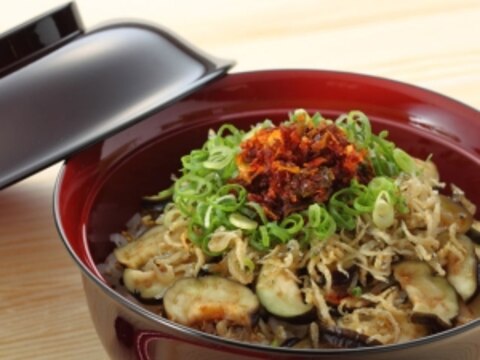 茄子とカリッカリのちりめん丼　食べるラー油をのせて